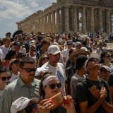 Après deux saisons touristiques fortement affectées par les restrictions imposées pour lutter contre la pandémie de Covid-19, la Grèce a vu le nombre de ses visiteurs bondir à 22,65 millions sur les neuf premiers mois de 2023, dépassant le record de 2019. (archives) KEYSTONE/AP/THANASSIS STAVRAKIS